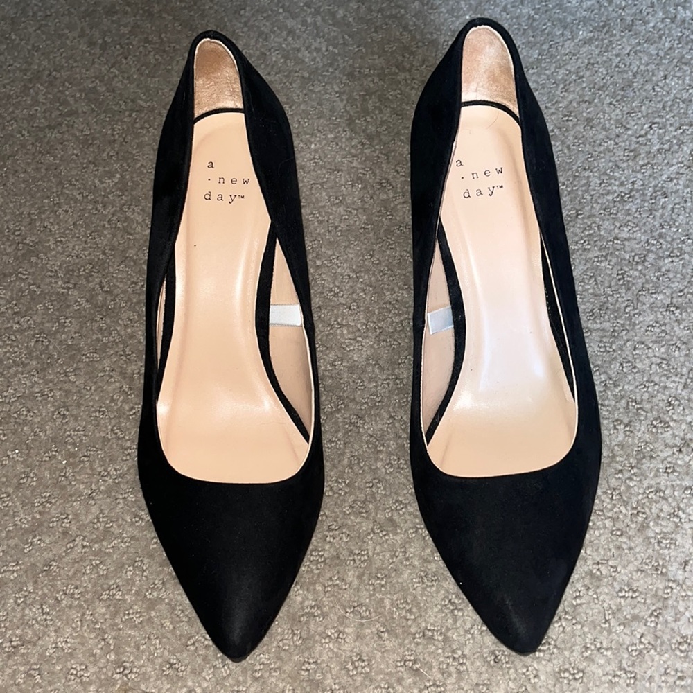 Women’s two inch pointed toe heel size 7.5